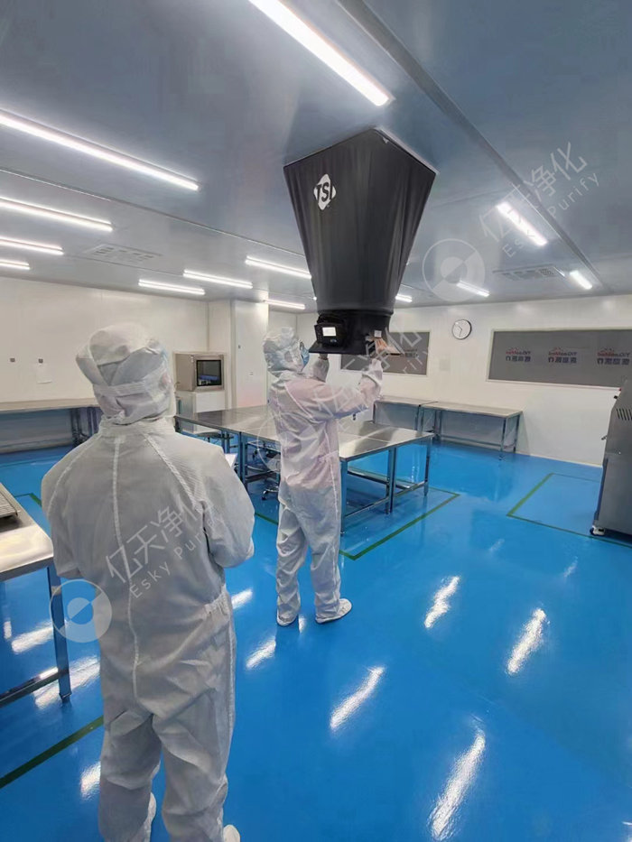 這款8380 數(shù)字式風(fēng)量罩可測定流經(jīng)各種風(fēng)口 ( 散流器、百葉等 ) 的風(fēng)量。體積輕巧,僅重 3.4Kg,便于攜帶使用。把風(fēng)量罩安放在風(fēng)口上,就可由數(shù)字顯示屏直接讀出進(jìn)風(fēng)或排風(fēng)量。8380 也可單機(jī)工作,或支持多種熱式風(fēng)速探頭提供多種測量功能,并提供數(shù)據(jù)存儲(chǔ)和處理功能(數(shù)據(jù)點(diǎn)多達(dá)26,500采樣點(diǎn),帶時(shí)標(biāo) )。